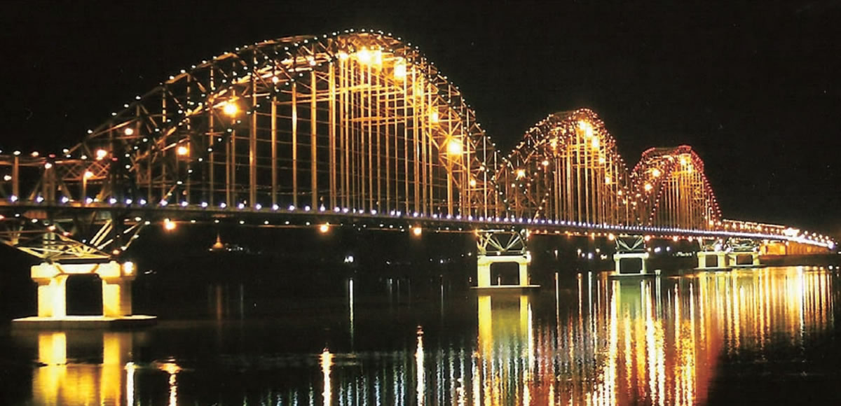 缅甸曼德勒大桥夜景