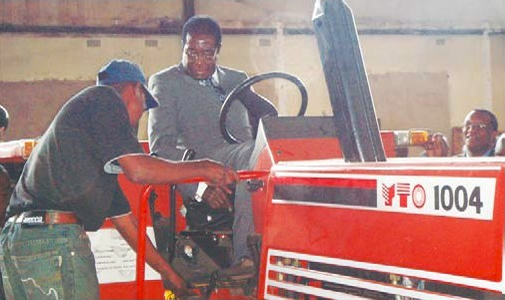 津巴布韦总统穆加贝视察到货设备