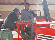 农机和小型农产品加工成套项目-向津巴布韦提供4.8亿元人民币农业机械、农机具及运输车辆