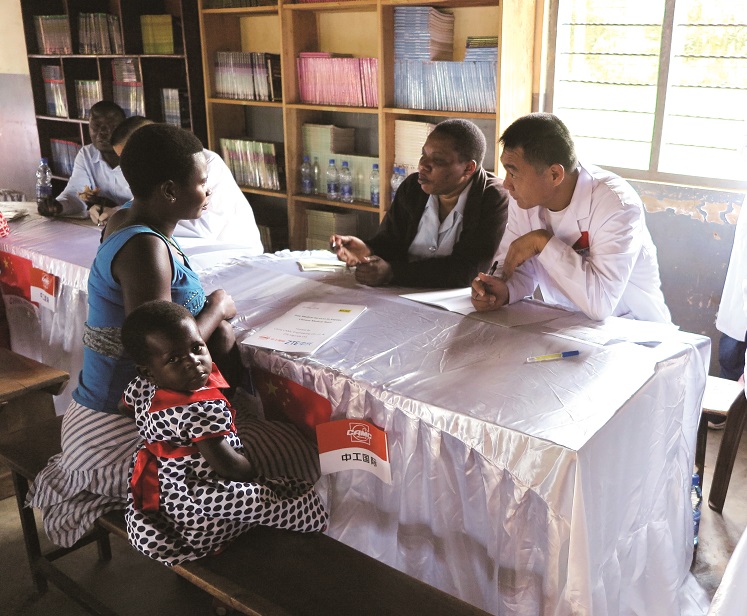 在乌干达举办联合义诊活动，并向当地诊所和学校捐赠医药和生活用品1.jpg
